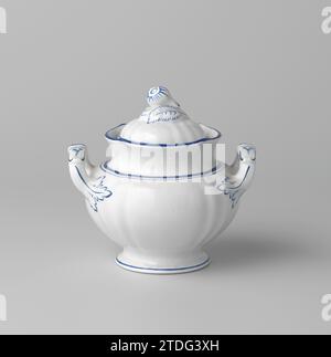 Sucrier avec couvercle, blanc, avec passepoil bleu et bouton de couvercle en forme de poire, Peter Regout, c. 1860 - c. 1890 théière avec couvercle en poterie, appartenant à un service à café et à thé, blanc, avec passepoil bleu et bouton de couvercle en forme de pair. Maastricht . Théière avec couvercle en poterie, appartenant à un service à café et thé, blanc, avec passepoil bleu et bouton de couvercle en forme de pair. Maastricht . Banque D'Images