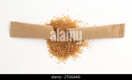 bâtonnets de papier de sucre de canne, sucre dans un emballage kraft en papier, maquette pour la conception isolée sur fond blanc avec chemin de découpage, vue de dessus Banque D'Images