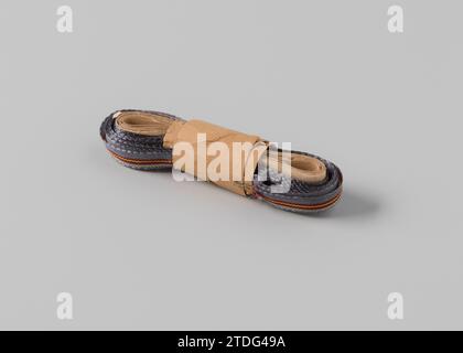 Ruban, rayé, gris avec magenta, noir, vert et orange, dans ou avant 1926 ruban, rayé, gris avec magenta, noir, vert et orange. NijmegenFrance (éventuellement) matières textiles. Ruban de papier, rayé, gris avec magenta, noir, vert et orange. NijmegenFrance (éventuellement) matières textiles. papier Banque D'Images