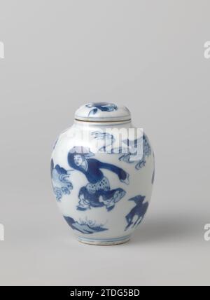 Pot couvert ovoïde avec trois figures et un cerf dans un paysage, anonyme, c. 1680 - c. 1720 couvercle en forme d'oeuf pot de porcelaine, peint en bleu sous-couche. Sur le mur trois hommes dans un paysage avec des arbres et des rochers : deux dansant entre eux dans un cerf ; un avec un vase dans ses mains. Sur le couvercle deux garçons jouant (idiots) à une clôture. Le couvercle est collé ; le pot est lesté. Bleu blanc. Porcelaine de Chine. glaçage. Cobalt (minéral) peinture couvercle en forme d'oeuf pot en porcelaine, peint en bleu sous-couche. Sur le mur trois hommes dans un paysage avec des arbres et des rochers : deux dansant entre eux dans un cerf ; un avec un Banque D'Images