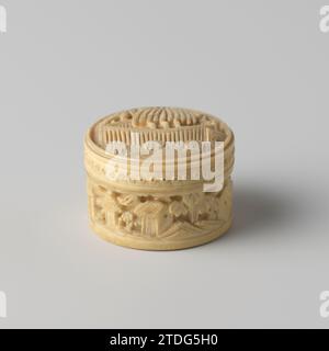 Petite boîte ronde en ivoire avec nacres gravées, anonyme, 1825 - 1875 petite boîte ronde avec couvercle convexe. Le couvercle et les côtés décorés en haut relief. Sur le couvercle une curieuse représentation de trois arbres entourés par et clôture ; sur les côtés un paysage avec des maisons sans figures ; Une fleur en bas relief sur le fond. À l'intérieur du couvercle, reste vague d'un caractère chinois à l'encre chinoise. Les feuilles sont équipées d'un joli bord de cartel et sont gravées avec différents pneus étroits et décoratifs. Au centre à l'avant un homme chinois près d'un arbre. Tous les jetons (12?) Sauf un sitt Banque D'Images