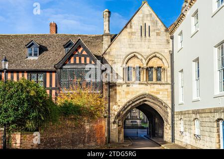 Fin du 12e siècle St Marys Gate (College Gate) pour l'abbaye bénédictine de St Pierre, aujourd'hui cathédrale de Gloucester, Gloucester UK Banque D'Images