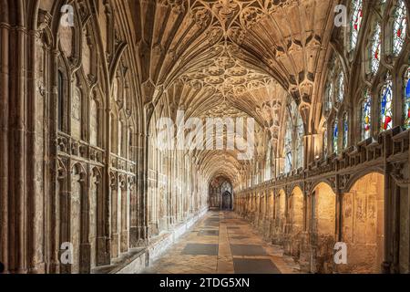 Le Grand Cloître du 14e siècle à la cathédrale de Gloucester considéré comme le premier et le meilleur exemple de voûte en éventail dans le monde, Gloucester, Engalnd Royaume-Uni Banque D'Images