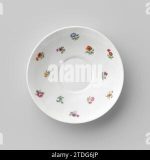 Soucoupe aux fleurs, manufacture royale de porcelaine, c. 1837 - c. 1844 plat en porcelaine, peint sur la glaçure en bleu, rouge, rose, vert, jaune, violet et noir. Le mur intérieur est recouvert de petites fleurs saupoudreuses. Le dos n'est pas décoré. Marqué sur le dessous avec le sceptre avec K.P.M., la pomme rouge du gouvernement avec K.P.M et le numéro 29 avec un triangle. Porcelaine berlinoise. glaçage. Peinture / vitrification plat en porcelaine, peint sur le glaçage en bleu, rouge, rose, vert, jaune, violet et noir. Le mur intérieur est recouvert de petites fleurs saupoudreuses. Le dos n'est pas décoré. Marqué sur le Banque D'Images