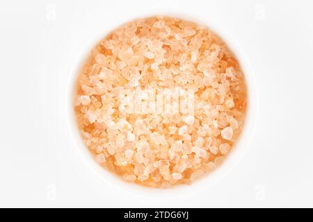 Sel rose de l'Himalaya dans un bol blanc isolé sur fond blanc.vue de dessus. Banque D'Images