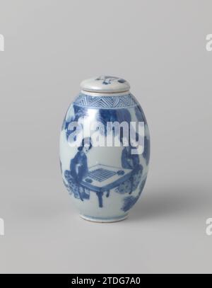 Pot couvert d'ovoïde avec des femmes et un garçon dans un paysage, anonyme, c. 1680 - c. 1720 couvercle en forme d'oeuf pot de porcelaine, peint en bleu sous-couche. Sur le mur, un paysage continu et rocheux avec deux femmes jouant à une table «Go», tandis qu'une troisième femme, un éventail dans sa main, et un garçon (fou) regardant. Sur l'épaulement un lien avec le travail de l'arbre. Un garçon dansant sur le couvercle. Marqué sur le dessous avec une feuille d'artémisia. Le couvercle est collé. Bleu blanc. Porcelaine de Chine. glaçage. Cobalt (minéral) peinture couvercle en forme d'oeuf pot en porcelaine, peint en bleu sous-couche. Sur le mur un paysage continu et rocheux avec deux wom Banque D'Images