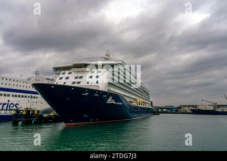 Un grand bateau de croisière dans le port de Portsmouth Banque D'Images