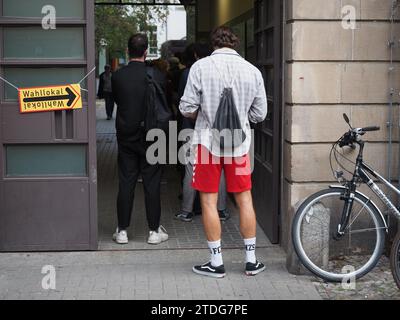 CLASSÉ - 26 septembre 2021, Berlin: les électeurs éligibles attendent dans une file d'attente à l'extérieur d'un bureau de vote sur Mandelstraße, dans le district de Prenzlauer Berg à Berlin, bien après 6 heures pour être autorisés à voter pour l'élection du Bundestag, l'élection de la Chambre des représentants et l'élection des conseils de district. La Cour constitutionnelle fédérale annoncera mardi (10,00 heures) si et dans quelle mesure les élections du Bundestag de 2021 à Berlin doivent être répétées. Le scrutin à l'époque a été éclipsé par de nombreux incidents tels que de longs temps d'attente et des bulletins de vote manquants. La Subseque du Bundestag Banque D'Images