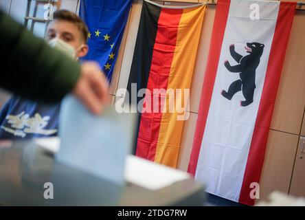 CLASSÉ - 26 septembre 2021, Berlin : une électrice jette son bulletin de vote pour l'élection du Bundestag. La Cour constitutionnelle fédérale annoncera mardi (10,00 heures) si et dans quelle mesure les élections du Bundestag de 2021 à Berlin doivent être répétées. Le scrutin à l'époque a été éclipsé par de nombreux incidents tels que de longs temps d'attente et des bulletins de vote manquants. Le Bundestag a par la suite décidé avec les votes du SPD, des Verts et du FDP que l'élection devrait être partiellement répétée. Toutefois, du point de vue du groupe parlementaire CDU/CSU, davantage de circonscriptions devraient être réélues Banque D'Images