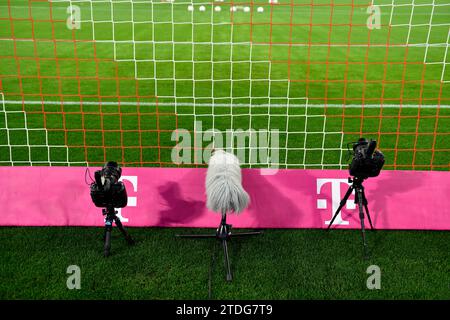 Muenchen, Deutschland. 17 décembre 2023. Hintertorkameras Telekom logo FC Bayern Muenchen vs VfB Stuttgart 17.12.2023 LA RÉGLEMENTATION DFL INTERDIT TOUTE UTILISATION DE PHOTOGRAPHIES COMME SÉQUENCES D'IMAGES ET/OU QUASI-VIDÉO/dpa/Alamy Live News Banque D'Images