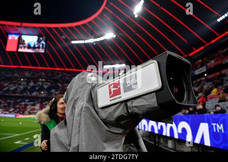 Muenchen, Deutschland. 17 décembre 2023. TV-Kamera logo SportCAST Bundesliga FC Bayern Muenchen vs VfB Stuttgart 17.12.2023 LA RÉGLEMENTATION DFL INTERDIT TOUTE UTILISATION DE PHOTOGRAPHIES COMME SÉQUENCES D'IMAGES ET/OU QUASI-VIDÉO/dpa/Alamy Live News Banque D'Images