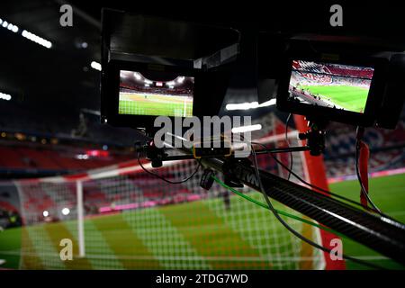 Muenchen, Deutschland. 17 décembre 2023. Hintertorkamera Monitor FC Bayern Muenchen vs VfB Stuttgart 17.12.2023 LA RÉGLEMENTATION DFL INTERDIT TOUTE UTILISATION DE PHOTOGRAPHIES COMME SÉQUENCES D'IMAGES ET/OU QUASI-VIDÉO/dpa/Alamy Live News Banque D'Images