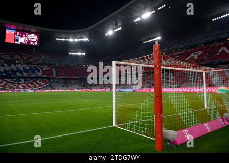 Muenchen, Deutschland. 17 décembre 2023. Innenraum Tor Anzeigetafel leer FC Bayern Muenchen vs VfB Stuttgart 17.12.2023 LA RÉGLEMENTATION DFL INTERDIT TOUTE UTILISATION DE PHOTOGRAPHIES COMME SÉQUENCES D'IMAGES ET/OU QUASI-VIDÉO/dpa/Alamy Live News Banque D'Images