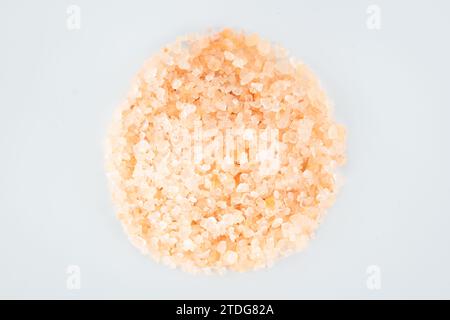 Sel rose empilé en forme de cercle isolé sur fond blanc. Banque D'Images