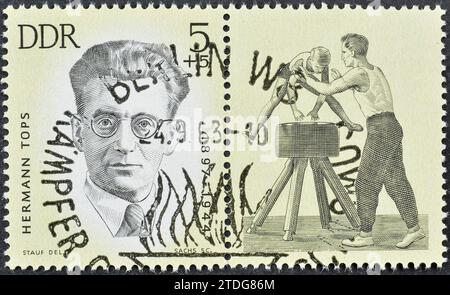 Timbre-poste annulé imprimé par l'Allemagne de l'est, qui montre Hermann Tops (1897-1944), assassinés athlètes antifascistes, vers 1963. Banque D'Images