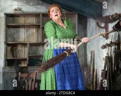 Susan Bickley (Gertrud) dans HANSEL ET GRETEL au Royal Opera, Covent Garden, Londres WC2 16/12/2023 musique : Engelbert Humperdinck livret : Adelheid Wette Traduction anglaise : Kelley Rourke chef d'orchestre : Mark Wigglesworth design & direction : Anthony McDonald éclairage : Lucy carter mouvement : Lucy Burge Banque D'Images