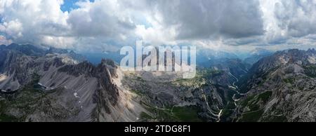 Vue panoramique aérienne de la montagne Tre cime di Lavaredo dans les Dolomites, Italie. Paysage dramatique et cinématographique. lieux très célèbres pour la randonnée. Banque D'Images