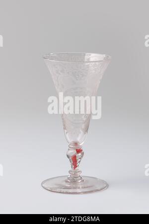 Verre calice avec les armoiries de la famille Van Beuningen, Anonyme, c. 1700 - c. 1725 verre calice en verre clair et incolore. Plat. Le tronc torsadé en forme de balustre a une spirale rouge, une bulle et trois Mereses. Le calice en forme d'entonnoir a un fond arrondi. Sur le calice, dans un cartouche composé de volutes avec des surfaces matées avec des points et des cercles, entourés par le travail des feuilles, il y a un médaillon ovale avec la crête familiale couronnée de Beuningen, flanqué de deux branches qui sont liées ensemble au fond. Le long du bord de la bouche une bande avec le travail symétrique des feuilles et des fleurs br Banque D'Images