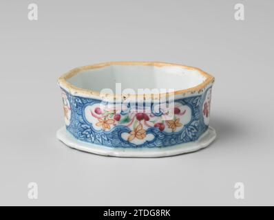 Cave à sel ovale décagonale avec des plantes de lotus en fleurs, anonyme, c. 1740 - c. 1760 ovale, récipient à sel de dix cannes en porcelaine avec bord lobé, peint en bleu glacé sous-jacent et sur le glaçage rouge, rose, vert et or. Le dessus avec une plante de lotus, le bord avec le travail de boucle entrecoupé de fleurs de lotus stylisées ; les murs avec des boucles et des fleurs de lotus avec deux grands et deux petits compartiments avec des plantes de lotus à fleurs. Une puce dans le bord. Formes européennes avec Famle Rose. Porcelaine de Chine. glaçage. cobalt (minéral). Or (métal) peinture / dorure / vitrification ovale, récipient de sel de canne de dix Banque D'Images