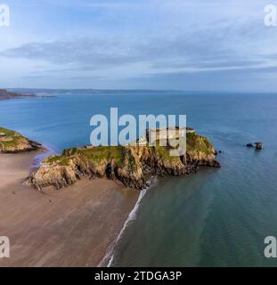 Une vue aérienne vers l'île Sainte Catherines au large de la plage sud à Tenby, pays de Galles par une journée ensoleillée Banque D'Images