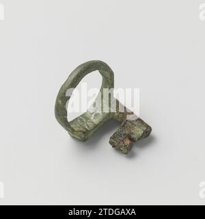 39 clés de la collection Emmanuel Vita Israël, bague anonyme à clé tournante dont la barbe et la tige sont partiellement en fer. fer (métal). Bague en bronze (métal) avec clé tournante dont la barbe et la tige sont partiellement en fer. fer (métal). bronze (métal) Banque D'Images