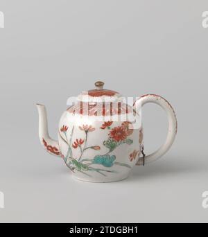 Théière avec plantes à fleurs et bordures ornementales, anonyme, c. 1736 - c. 1795 théière en porcelaine avec un corps sphérique, oreille en C et bec en S, peinte sur la glaçure en bleu, rouge, vert, noir et or. Trois plantes à fleurs sur le mur (Lotus, Chrysanthème, Prunus). L'épaule avec une bande décorative ; le bord avec une bande boucle. Sur l'oreille et les vaisseaux floraux du bec. Décoré en Europe dans le style chinois Imari. Porcelaine de Chine. glaçage. Or (métal) peinture / dorure / vitrification théière en porcelaine avec un corps sphérique, oreille en forme de C et bec en forme de S, peint sur la glaçure Banque D'Images