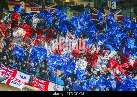 Les supporters du Rangers football Club brandissent des drapeaux rouges, blancs et bleus, aux couleurs de leur équipe de football, au début de la finale de la Viaplay Cup Banque D'Images