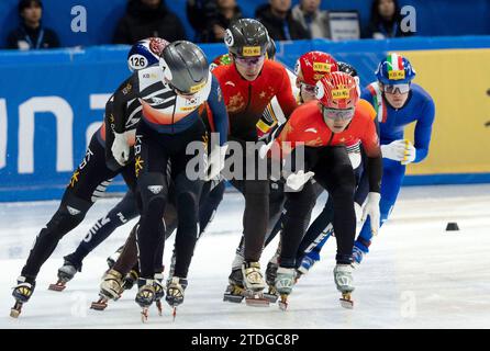 Séoul, Corée du Sud. 17 décembre 2023. De la droite, les patineurs de Chine, des pays-Bas et d'Italie concourent lors de la finale du relais par équipe du 5000m masculin à la coupe du monde de patinage de vitesse sur courte piste ISU 2023-2024 à la patinoire Mokdong à Séoul, Corée du Sud, le 17 décembre 2023. (Photo de Lee Young-ho/Sipa USA) crédit : SIPA USA/Alamy Live News Banque D'Images