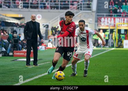 Milan, Italie. 17 décembre 2023. Davide Bartesaghi, Patrick Ciurria lors du championnat italien Serie A match de football entre l'AC Milan et l'AC Monza le 17 décembre 2023 au stade San Siro de Milan, Italie - photo Morgese-Rossini/DPPI crédit : DPPI Media/Alamy Live News Banque D'Images