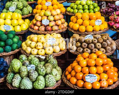 Fruits frais exposés sur un étal dans le Mercado do Lavradores à Funchal, Madère. Banque D'Images
