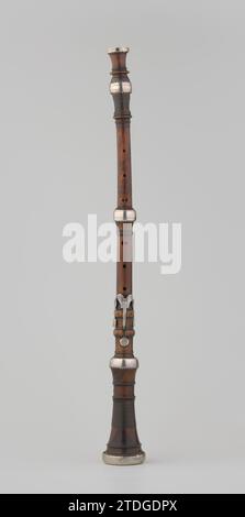 Hautbois, Philip Borkens, c. 1750 Hobe de Palmhout, monté avec des bords argentés et avec trois valves argentées. Cet instrument faisait partie de la collection d'instruments de Willem Mengelberg (1871-1951), chef d'orchestre de l'Orchestre du Concertgebouw de 1895 à 1945. Buis d'Amsterdam. Argent (métal) Hobe de Palmhout, monté avec des bords argentés et avec trois valves argentées. Cet instrument faisait partie de la collection d'instruments de Willem Mengelberg (1871-1951), chef d'orchestre de l'Orchestre du Concertgebouw de 1895 à 1945. Buis d'Amsterdam. argent (métal) Banque D'Images