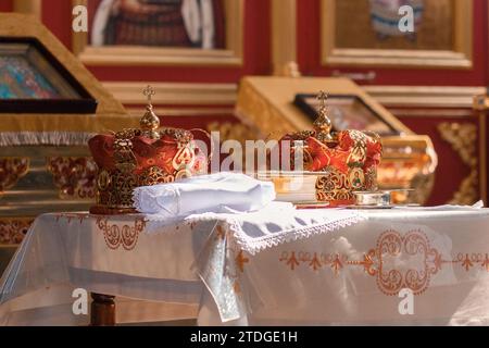 2 couronnes préparées pour une cérémonie de mariage dans une église chrétienne orthodoxe Banque D'Images