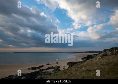 Vue sur l'étendue de la plage de Traeth Penrhos depuis l'île de Llanddwyn, Anglesey, au nord du pays de Galles. Banque D'Images