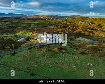 Vue aérienne du chalet traditionnel au chaume par Portnoo, comté de Donegal - Irlande. Banque D'Images