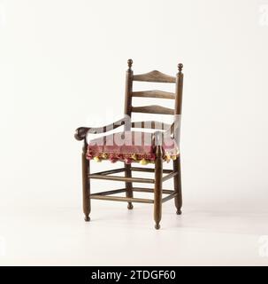 Fauteuil (chaise à bouton modèle) de noyer avec des styles lisses et torsadés et des règles croisées, les jambes avant et dans la fin arrière en fines bourgeons torsadés, anonyme, c. 1690 - c. 1710 un des quatre fauteuils (chaise à bouton modèle) en noyer, avec des styles lisses et des règles croisées torsadés; pattes avant et à l'arrière se terminant par de fins boutons tournés ; dos en diagonale avec quatre sports cross plats ; accoudoirs pliés et se terminant en volute lisse, reposant sur une jambe en forme de balustre. Siège de la tuyauterie tressée, tourné sur le dessus, traité sous droit. Sur le siège de (a) oreiller en forme de trapèze lâche, érodé au niveau du coeur Banque D'Images