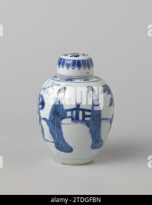 Pot couvert ovoïde avec quatre femmes dans un jardin clôturé, anonyme, c. 1700 - c. 1724 couvercle en forme d'oeuf pot de porcelaine, peint en bleu sous-couche. Sur le mur deux fois deux femmes (longues lèvres) dans un jardin clôturé, séparés par un rocher et un bananier. Un pneu décoratif sur l'épaule. Le couvercle avec une boisson de lotus et une bande avec des motifs de feuilles pendantes et pointues. Marqué sur le dessous avec une feuille d'artémisia. Le couvercle est collé. Bleu blanc. Porcelaine de Chine. glaçage. Cobalt (minéral) peinture couvercle en forme d'oeuf pot en porcelaine, peint en bleu sous-couche. Sur le mur deux fois deux femmes (longues lèvres) dans un jardin clôturé, sept Banque D'Images
