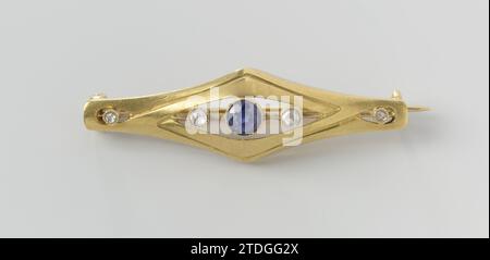 Broche, Lodewijk Willem van Kooten (II), c. 1908 - c. 1911 broche d'or avec un saphir au milieu et deux diamants de chaque côté. Amsterdam Gold (métal). diamant (minéral). saphir (minéral) broche d'or avec un saphir au milieu et deux diamants de chaque côté. Amsterdam Gold (métal). diamant (minéral). saphir (minéral) Banque D'Images