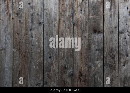 Gros plan, détail abstrait d'une section de planches de clôture en bois naturel non peintes avec texture, grain et nœuds Banque D'Images