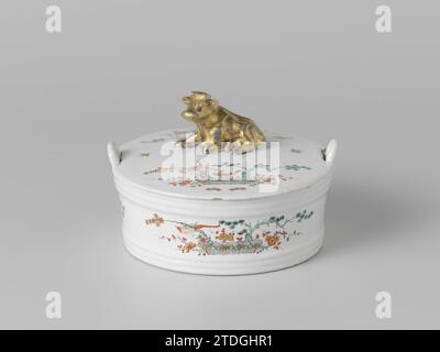 Flotte de beurre avec couvercle, anonyme, c. 1740 - c. 1765 flotte de beurre rond avec couvercle, multicolore peint en décor Kakiemon. Une vache comme un bouton du couvercle. Delft . Flotte de beurre rond avec couvercle, multicolore peint dans le décor Kakiemon. Une vache comme un bouton du couvercle. Delft . Banque D'Images