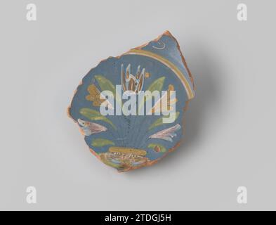 Sharp of ross - faïence de cuisson, avec glaçage bleu au sommet avec décoration d'une scène de cinq fleurs dans la terre en brun, blanc, jaune, orange et vert, et quelques cercles en brun et jaune autour d'elle, anonyme, 1600 - 1650 faïence des pays-Bas du Nord. Faïence majolique du nord des pays-Bas glacés. glaçage majolique Banque D'Images