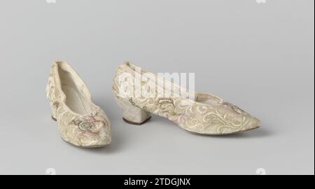 Chaussure de balle en velours blanc, décorée de fleurs de palmier brodées avec vrilles, en 1890 ou avant Chaussure de balle en velours blanc. Pompe, avec nez pointu et talon moyen, qui est réglé à droite, mais court derrière Hol. Broderie de soie rouge et jaune et fil d'argent de fleurs de palmier avec vrilles. Symétrique sur le nez. Le talon est recouvert de velours. fabricant : Angleterre (éventuellement)fabricant : Amsterdam (éventuellement) velours (tissu tissé). Broderie : soie. Broderie : fil d'argent broderie Chaussure ball de velours blanc. Pompe, avec nez pointu et talon moyen, qui est réglé à droite, mais court derrière Hol. Embroid Banque D'Images