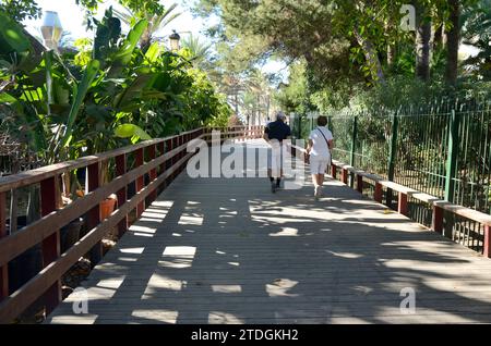 Marbella, Espagne - 10 décembre 2023 : couple se promenant au sentier litoral à côté de Port Banus à Marbella, Andalousie, Espagne. Banque D'Images