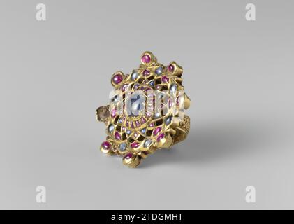 Bague, anonyme, c. 1750 - c. 1800 Grand pouce doré (Arsi) élevé avec filigrine d'or et avec un lourd bouclier doré qui est légèrement vers l'extérieur. Au milieu du bouclier, une pierre bleue, complètement entourée de petites pierres rouges et bleues dans un écrin d'or lourd. Or Sri Lanka (métal). saphir (minéral). rubis filigrane (minéral) gros pouce doré (Arsi) rehaussé de filigrine dorée et avec un lourd bouclier doré qui est légèrement vers l'extérieur. Au milieu du bouclier, une pierre bleue, complètement entourée de petites pierres rouges et bleues dans un écrin d'or lourd. Or Sri Lanka (métal). saphir (m Banque D'Images