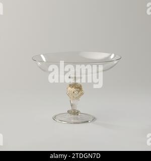 Tazza (verre à vin avec un bol peu profond), anonyme, c. 1550 - c. 1650 verre à la façon de Venise. Base plate et plate avec retourné. Tribu de balustres creux. Balustre soufflé avec des mascarons. Sur le dessous du calice, des fils Lattimo bordés par un double fil Lattimo. Feuille d'or sur le balustre. Pays-Bas verre soufflant Glass à la façon de Venise. Base plate et plate avec retourné. Tribu de balustres creux. Balustre soufflé avec des mascarons. Sur le dessous du calice, des fils Lattimo bordés par un double fil Lattimo. Feuille d'or sur le balustre. Soufflage de verre aux pays-Bas Banque D'Images