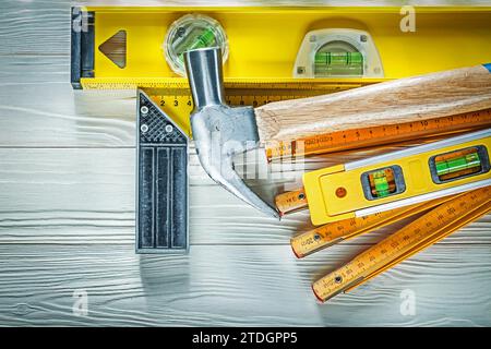 Marteau griffe niveau de construction de compteur en bois TRY Square sur tableau blanc Banque D'Images