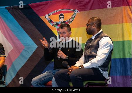 Ex-arbitre international de rugby et fier gay, Nigel Owens répond aux questions du public lors du lancement du nouveau maillot Pride d'Harlequins pour promouvoir l'inclusion avec Laurie Dalrymple, PDG d'Harlequins, Ugo Monye, ancien joueur d'Angleterre et d'Harlequins et Rick Jackson, vice-président exécutif DHL engagement & Enablement au Stoop. Banque D'Images