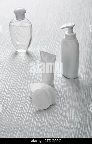 Rangée d'objets blancs sur fond bleu Banque D'Images
