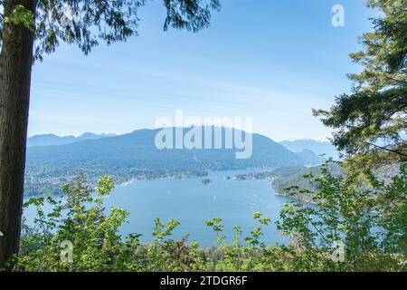 Vue de Burrard Inlet depuis le parc du mont Burnaby (aire de conservation du mont Burnaby) en journée ensoleillée. Banque D'Images