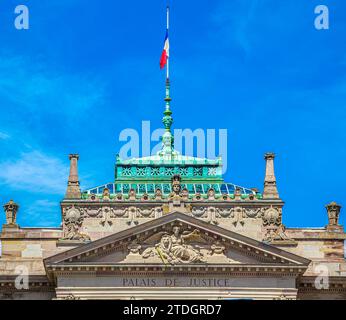 STRASBOURG, FRANCE - 4 MAI 2023 : Portique sur le Palais de Justice, un bâtiment néo-grec du 19e siècle, avec des éléments néo-égyptiens. A été construit 1894-1898 Banque D'Images