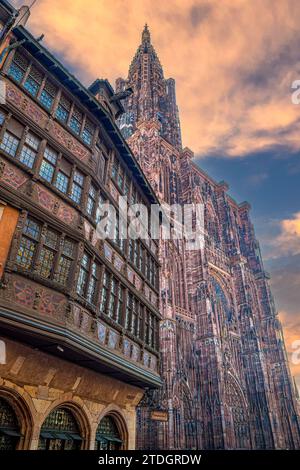 STRASBOURG, FRANCE - 3 MAI 2023 : vue depuis la place de la Cathédrale de la Maison Kammerzell, maison médiévale à colombages, et extérieur de notre Dame Banque D'Images